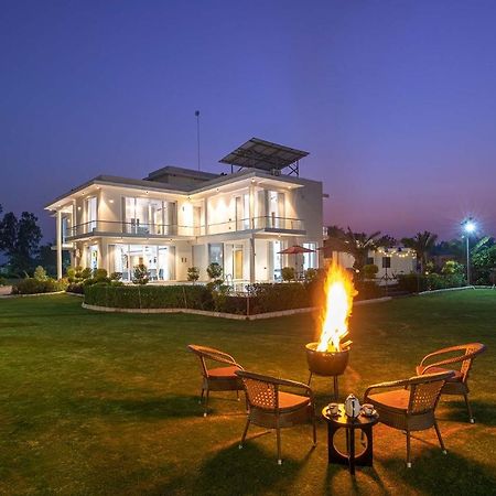 Stayvista At Le Blanc Escape W Outdoor Pool Sohna 外观 照片