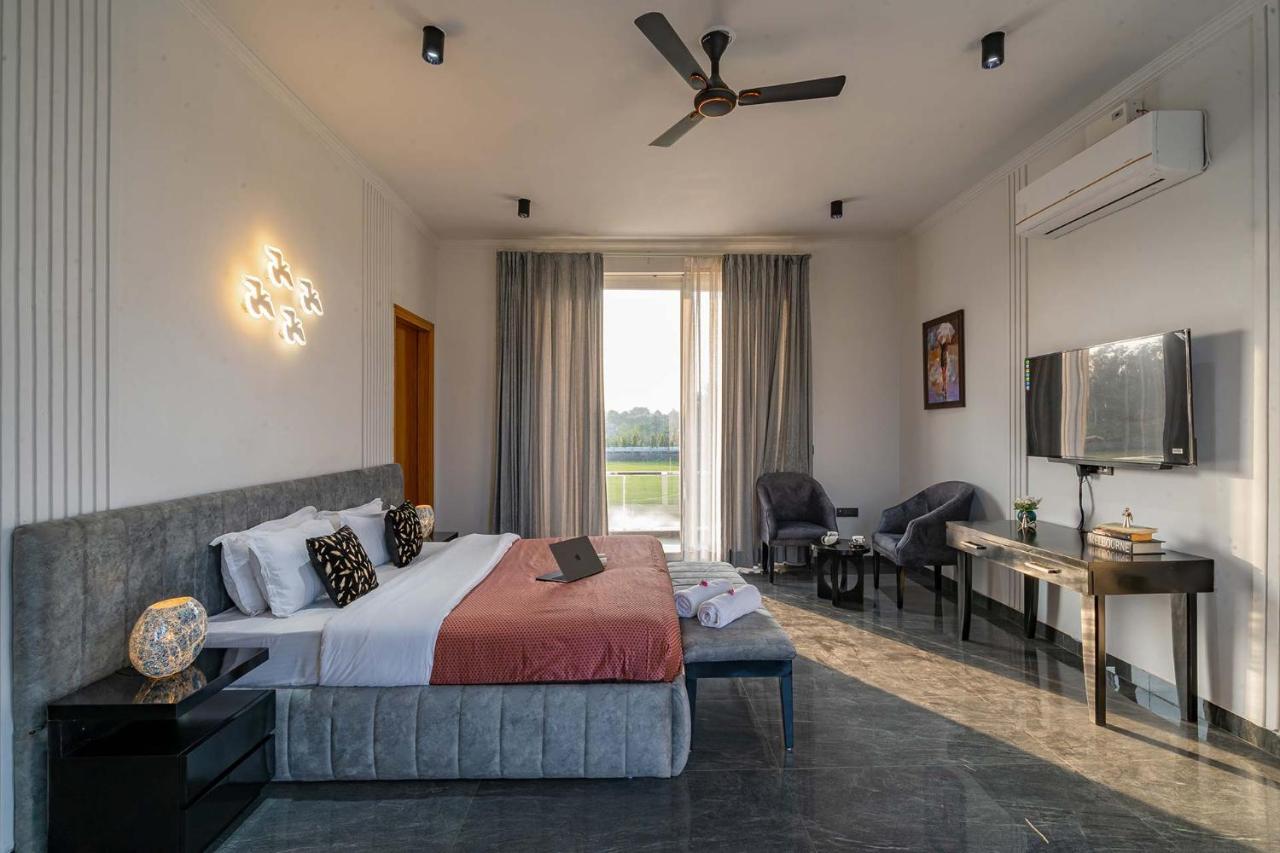 Stayvista At Le Blanc Escape W Outdoor Pool Sohna 外观 照片